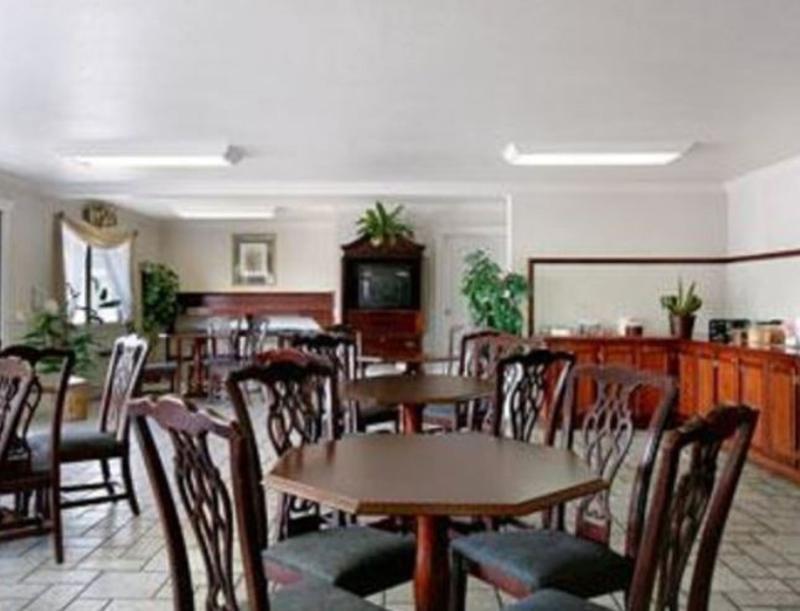Econo Lodge Inn & Suites Central Медфорд Ресторан фото